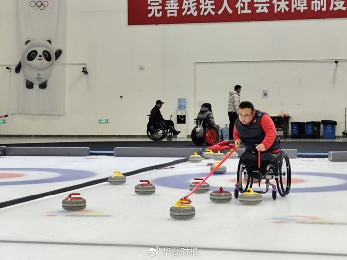 鲸鱼直播足球直播-冰上逐梦正当时，中国残疾人运动员全力备战米兰冬残奥会|轮椅冰壶|AC米兰|冰壶|冰球|冰球队_新浪体育_新浪新闻