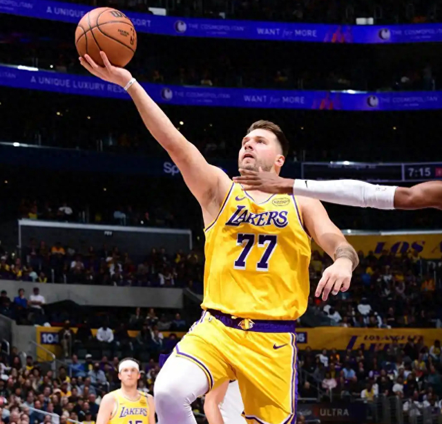 鲸鱼直播在线观看免费-防守不够进攻来凑！他缺点明显也依然是湖人的基石巨星|东契奇|菲尼克斯太阳队|洛杉矶湖人队|奥兰多魔术队|卢卡-东契奇_新浪体育_新浪新闻